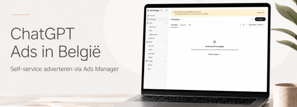 Laptop opengeklapt met ChatGPT Ads Manager op het scherm
