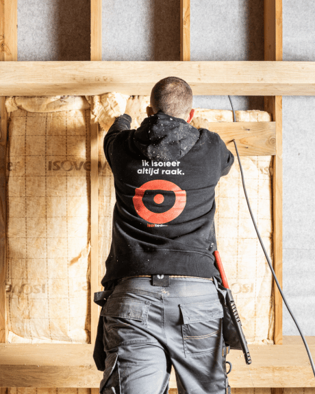 Isolteam medewerker isoleert binnenmuur