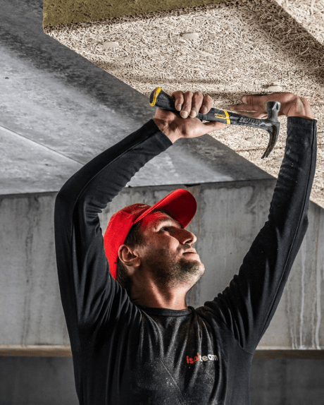 Isolteam medewerker isoleert plafond